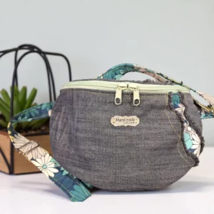 Banane upcyclée jean et tissu fleuri bleu, cousu main et artisanal