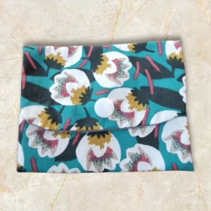 Porte-cartes bleu fleurs blanches