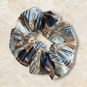 chouchou artisanal en tissu cousu main en Bretagne It's Cré'Azi vert pâle feuilles bleues